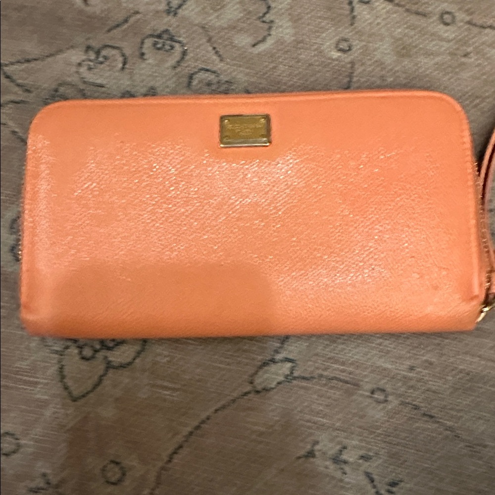Dole and Gabbana authentic wristlet

Coral in color